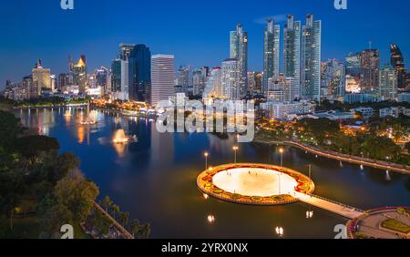 Vue aérienne en soirée depuis le parc Benchakitti vers Asok à Bangkok, Thaïlande. Banque D'Images