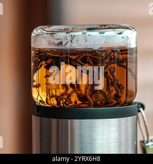 Infuser du thé en feuilles libres dans une théière en verre moderne est une expérience délicieuse et apaisante Banque D'Images