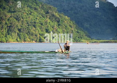 Un pêcheur réparant des filets sur le lac Ba Be dans le parc national de Ba Be dans la province de bac Kan, Vietnam Banque D'Images
