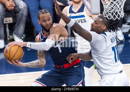 Los Angeles, États-Unis. 4 décembre 2024. Amir Coffey des Los Angeles Clippers (G) cherche à passer le ballon contre Naz Reid des Timberwolves du Minnesota lors du match de saison régulière NBA 2024-2025 entre les Los Angeles Clippers et les Minnesota Timberwolves à Los Angeles, États-Unis, 4 décembre 2024. Crédit : Ringo Chiu/Xinhua/Alamy Live News Banque D'Images