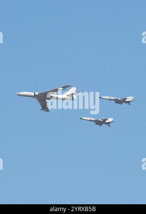 Revue de l'armée de l'air chinoise et flypast. Beijing 2019. La Force aérienne de l'Armée populaire de libération (PLAAF) est une branche de service aérien de l'Armée populaire de libération, les forces armées de la République populaire de Chine. La PLAAF a été officiellement créée le 11 novembre 1949 et elle est composée de 5 branches qui sont l'aviation, l'artillerie antiaérienne, les missiles sol-air, le radar et le corps aéroporté. En 2014, le PLAAF comptait environ 398 000 personnes Banque D'Images