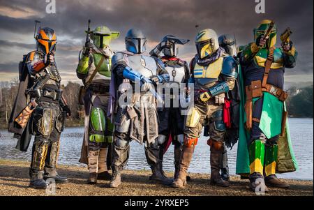 BIRMINGHAM, ROYAUME-UNI - 30 NOVEMBRE 2024. Un groupe de cosplayers masculins habillés en personnages mandaloriens en action pose lors d'un événement de comic con au Royaume-Uni Banque D'Images