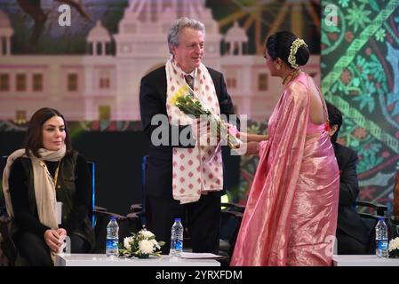 Kolkata, Inde. 04th Dec, 2024. L'actrice Paoli Dam félicite le réalisateur Pablo Justino Cesar lors de l'inauguration du 30e Festival international du film de Kolkata à Kolkata, en Inde, le 4 décembre 2024. (Photo de Debajyoti Chakraborty/NurPhoto)0 crédit : NurPhoto SRL/Alamy Live News Banque D'Images