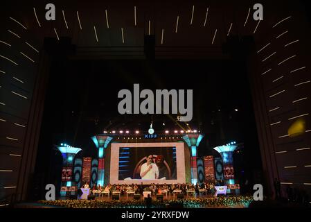 Kolkata, Inde. 04th Dec, 2024. Mamata Banerjee, ministre en chef du Bengale occidental, prononce un discours lors de l'inauguration du 30e Festival international du film de Kolkata à Kolkata, en Inde, le 4 décembre 2024. (Photo de Debajyoti Chakraborty/NurPhoto) crédit : NurPhoto SRL/Alamy Live News Banque D'Images