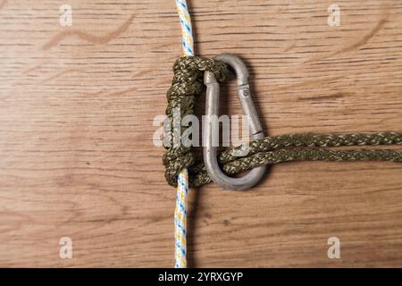 Mousqueton et corde. Saisie oblique. Klemheist Knot autrichien. Escalade et applications nautiques. Banque D'Images