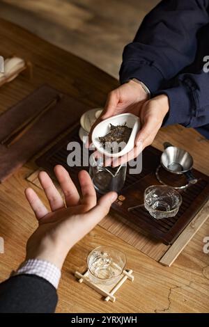 L'Art du thé remettant les feuilles en vrac dans un cadre calme et serein pour tous Banque D'Images