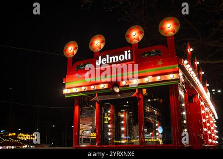 3-12-2024 Zurich, Suisse. Célèbre, vintage, thème de Noël décoré Jelmoli tram la nuit. Gros plan détaillé, levant les yeux, sans personne. Banque D'Images