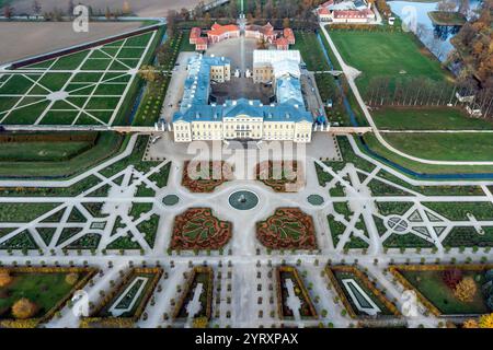 Paysage aérien du Palais Rundale et du parc, capturé d'en haut, Pilsrundale, Lettonie Banque D'Images