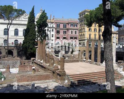 Largo di Torre Argentina, une place de Rome, en Italie, qui contient les restes de quatre temples républicains romains, et les restes du théâtre de Pompée. Il est situé dans l'ancien Campus Martius. Jules César a été assassiné à la Curie de Pompée, et l'endroit où il est soupçonné d'avoir été assassiné est sur la place. Banque D'Images