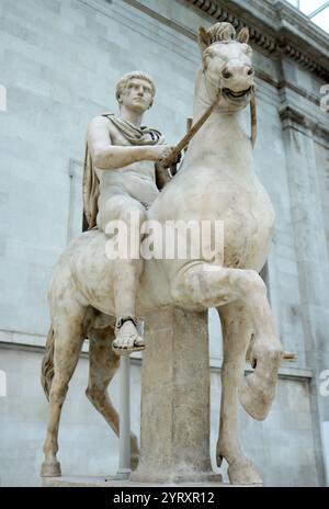 Statue équestre romaine d'un jeune sur un cheval. Trouvé à Rome, 1er siècle de notre ère Banque D'Images