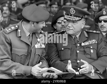 Maréchal Ahmad Ismail Ali (1917 ? 25 décembre 1974), (à droite), officier supérieur égyptien qui était ministre de la guerre de l'Égypte pendant la guerre du Kippour de Yom en 1973. Il est surtout connu pour sa planification de l'attaque à travers le canal de Suez, nom de code opération Badr. Banque D'Images