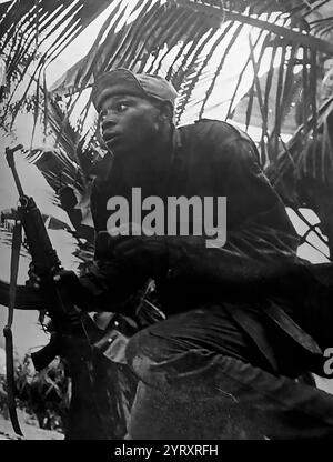 Soldat biafran pendant la guerre civile nigériane (1967 ? 15 janvier 1970), connue sous le nom de guerre du Biafra, a opposé le Nigeria à la République du Biafra, un État sécessionniste qui avait déclaré son indépendance du Nigeria en 1967. Le Nigeria était dirigé par le général Yakubu Gowon, et le Biafra par le lieutenant-colonel Chukwuemeka 'Emeka' Odumegwu Ojukwu. Le conflit résulte de tensions politiques, ethniques, culturelles et religieuses qui ont précédé la décolonisation officielle du Nigeria par le Royaume-Uni de 1960 à 1963. Les causes immédiates de la guerre en 1966 comprenaient un coup d'État militaire, un contre-coup d'État et un anti Igbo p Banque D'Images