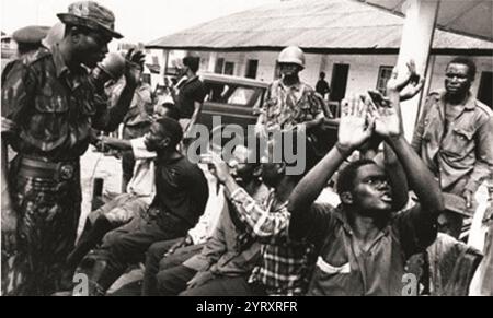 Couverture médiatique de la famine du Biafran pendant la guerre civile nigériane (1967 ? 15 janvier 1970), connue sous le nom de guerre du Biafra, a opposé le Nigeria à la République du Biafra, un État sécessionniste qui avait déclaré son indépendance du Nigeria en 1967. Le Nigeria était dirigé par le général Yakubu Gowon, et le Biafra par le lieutenant-colonel Chukwuemeka 'Emeka' Odumegwu Ojukwu. Le conflit résulte de tensions politiques, ethniques, culturelles et religieuses qui ont précédé la décolonisation officielle du Nigeria par le Royaume-Uni de 1960 à 1963. Les causes immédiates de la guerre en 1966 comprenaient un coup d'État militaire, comte Banque D'Images