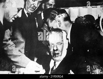 Tentative d'assassinat en 1960 de Hendrik Frensch Verwoerd (1901 ? 1966), homme politique sud-africain qui a été premier ministre de l'Afrique du Sud. Il est communément considéré comme l'architecte de l'apartheid. premier ministre (1958?1966). En outre, Verwoerd a joué un rôle vital en aidant le Parti national d'extrême droite à prendre le pouvoir en 1948, servant de stratège politique et de propagandiste, devenant chef du parti lors de son mandat de premier ministre. Il a été le dernier premier ministre de l'Union sud-africaine, de 1958 à 1961, quand il a proclamé la fondation de la République d'Afrique du Sud, restant son premier ministre Banque D'Images