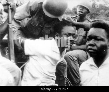 Arrestation de Patrice ?mery Lumumba (1925 ? 17 janvier 1961), homme politique congolais et leader indépendantiste qui a été premier premier ministre de la République démocratique du Congo (alors connue sous le nom de République du Congo) de juin à septembre 1960, à la suite des élections de mai 1960. Il a été le chef du mouvement national congolais (MNC) de 1958 jusqu'à sa mort en janvier 1961. Idéologiquement nationaliste africain et panafricaniste, il a joué un rôle important dans la transformation du Congo d'une colonie belge en une république indépendante. Banque D'Images