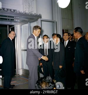 Le président AMÉRICAIN John F. Kennedy avec le président Park Chung Hee, le troisième président de la Corée du Sud, assassiné le 26 octobre 1979, lors d'un dîner à la maison sûre de la Central Intelligence Agency (KCIA) près de l'enceinte présidentielle de la Maison bleue dans le district de Jongno, Séoul, Corée du Sud Banque D'Images