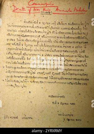 Un communiqué officiel présenta la mort d'Anandas comme un accident tragique et utilisa son insecte de l'estomac comme une explication pour comment le roi pouvait venir se tirer dessus. Ananda Mahidol (20 septembre 1925 ? 9 juin 1946) roi du Siam (plus tard Thaïlande) de la dynastie Chakri, titré Rama VIII au moment où il a été reconnu comme roi par l'Assemblée nationale en mars 1935, il était un garçon de neuf ans vivant en Suisse. Il est retourné en Thaïlande en décembre 1945, mais six mois plus tard, en juin 1946, il a été retrouvé abattu dans son lit Banque D'Images