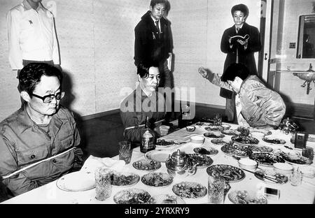 Reconstitution du meurtre de Park Chung Hee pendant l'enquête. Park chung Hee (1917 ? 1979) politicien sud-coréen et officier de l'armée qui a servi comme troisième président de la Corée du Sud de 1962 jusqu'à son assassinat en 1979, après avoir pris le pouvoir lors du coup d'État du 16 mai 1961. Banque D'Images