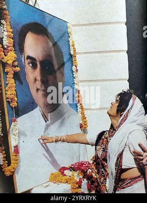 Mourner dépose des fleurs après l'assassinat de Rajiv Gandhi, ancien premier ministre de l'Inde. Le meurtre a eu lieu à la suite d'un attentat suicide à la bombe perpétré à Sriperumbudur dans le Tamil Nadu (Inde) le 21 mai 1991. Au moins 14 autres personnes, en plus de Gandhi et de l'assassin, ont été tuées. Elle a été menée par Kalaivani Rajaratnam, 22 ans, membre de l'organisation rebelle séparatiste tamoule sri-lankaise interdite Tigres de libération de l'Eelam tamoul (LTTE). Banque D'Images