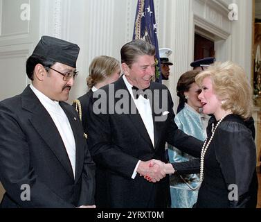 Le président Ronald Reagan avec le roi Birendra Bir Kikram Shah Dev du Népal et Joan Rivers 1983 Banque D'Images