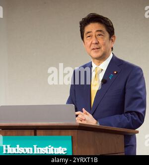 Shinzo Abe au Hudson Institute 2016. Shinzo Abe (1954 ? 2022) était un homme d'État japonais et un homme politique conservateur qui a été premier ministre du Japon et président du Parti libéral-démocrate (PLD) de 2006 à 2007 et de nouveau de 2012 à 2020. Banque D'Images