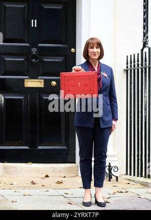 Rachel Reeves, chancelière de l'Échiquier, quitte le 11 Downing Street pour présenter le budget au Parlement. 30 octobre 2024. Banque D'Images