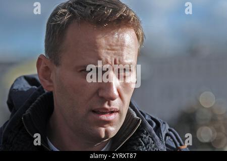 Alexei Navalny à l'un des rassemblements à Moscou. Alexei Navalny (1976 ? 16 février 2024) était un dirigeant de l'opposition russe, militant anti-corruption et prisonnier politique. Navalny et son équipe ont publié des documents sur la corruption en Russie, organisé des manifestations politiques et promu ses campagnes. En janvier 2021, Navalny retourne en Russie. En mars 2022, Navalny a été condamné à neuf ans de prison supplémentaires. En décembre 2023, Navalny a disparu de prison pendant près de trois semaines. Il a réémergé dans une colonie correctrice du cercle arctique. En 2024, l'administration pénitentiaire russe a signalé cela Banque D'Images