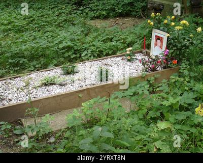 Photographie de la tombe d'Alexander Litvinenko, cimetière de Highgate, Londres, Royaume-Uni. Alexander Valterovich Litvinenko (1962 ? 23 novembre 2006) était un transfuge russe naturalisé britannique et ancien officier du Service fédéral de sécurité russe (FSB) spécialisé dans la lutte contre le crime organisé. Critique éminent du président russe Vladimir Poutine, il a conseillé les services de renseignement britanniques et a inventé le terme « État mafieux » [ Banque D'Images