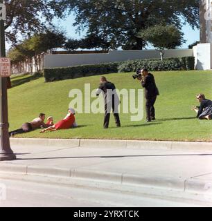 Famille tombant par terre sur Deely Plaza à Dallas, Texas, alors que le président John Kennedy est assassiné Banque D'Images