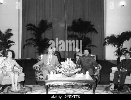 Le président roumain Nicolae Ceausescu et son épouse Elena, rencontrant le premier ministre cambodgien Pol pot et le président cambodgien Khieu Samphan(28-30.V.1978). Banque D'Images