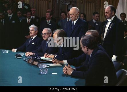 Le secrétaire d'État AMÉRICAIN William Rogers signe les accords de paix de Paris, le 27 janvier 1973 Banque D'Images