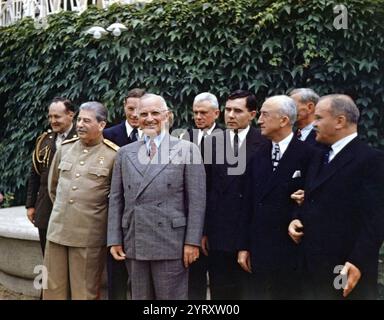 Truman, Staline, Molotov et Gromyko font une pause pour discuter sur une terrasse pendant la Conférence de Potsdam 1945. Banque D'Images