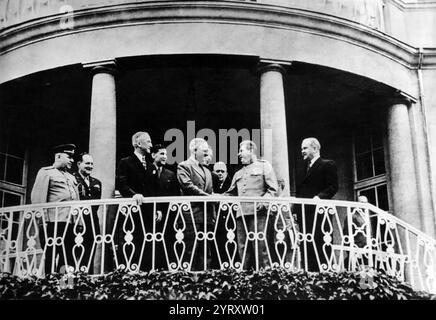 Truman, Staline, Molotov et Gromyko font une pause pour discuter sur une terrasse pendant la Conférence de Potsdam 1945. Banque D'Images