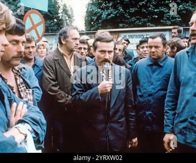 Lech Walesa (né en 1943) homme d'État polonais, dissident et lauréat du prix Nobel de la paix, qui a été président de la Pologne entre 1990 et 1995. Walesa est devenu le premier président élu démocratiquement de la Pologne depuis 1926 et le premier président polonais élu par vote populaire. Électricien de chantier naval de métier, Walesa est devenu le leader du mouvement solidarité et a mené un effort pro-démocratique réussi, qui en 1989 a mis fin au régime communiste en Pologne et a marqué la fin de la guerre froide. Banque D'Images