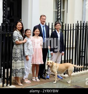 Le chancelier britannique de l'Échiquier Jeremy Hunt et sa famille le dernier jour de son mandat, quittant 11 Downing Street. 5 juillet b2024 Banque D'Images