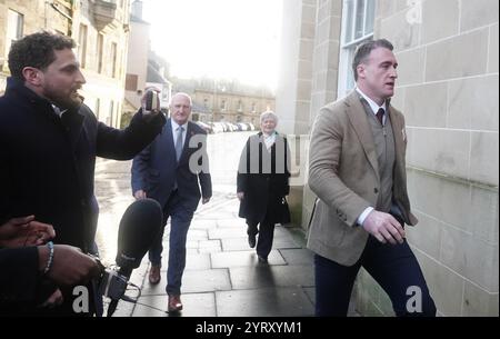 L'ancien capitaine de rugby écossais Stuart Hogg (à droite) arrive au Sheriff court de Jedburgh pour être condamné après avoir admis avoir maltraité sa femme séparée pendant cinq ans. Date de la photo : jeudi 5 décembre 2024. Banque D'Images