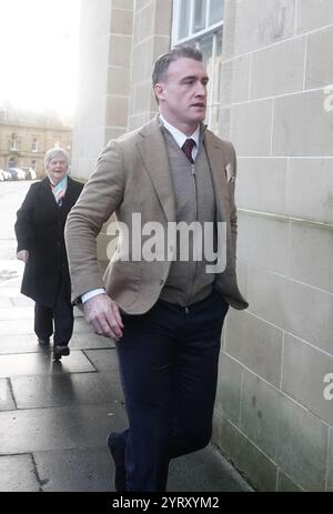 L'ancien capitaine de rugby écossais Stuart Hogg (à droite) arrive au Sheriff court de Jedburgh pour être condamné après avoir admis avoir maltraité sa femme séparée pendant cinq ans. Date de la photo : jeudi 5 décembre 2024. Banque D'Images