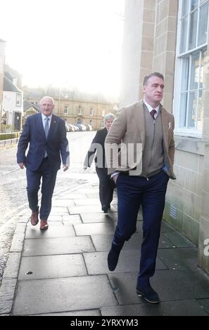 L'ancien capitaine de rugby écossais Stuart Hogg (à droite) arrive au Sheriff court de Jedburgh pour être condamné après avoir admis avoir maltraité sa femme séparée pendant cinq ans. Date de la photo : jeudi 5 décembre 2024. Banque D'Images