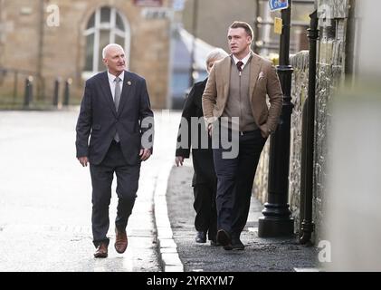 L'ancien capitaine de rugby écossais Stuart Hogg (à droite) arrive au Sheriff court de Jedburgh pour être condamné après avoir admis avoir maltraité sa femme séparée pendant cinq ans. Date de la photo : jeudi 5 décembre 2024. Banque D'Images