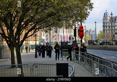 Police armée à l’ouverture d’État du Parlement britannique pendant la pandémie de COVID-19 mai 2021 Banque D'Images