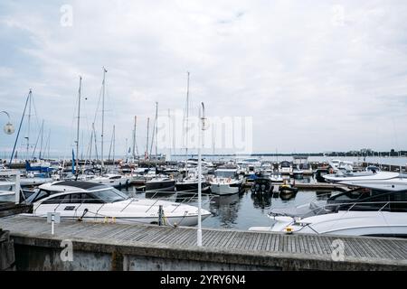 Marina à Sopot avec yachts de luxe et voiliers amarrés sous un ciel nuageux. Scène de loisirs côtiers. Sopot, Pologne - 19 mai 2024 Banque D'Images