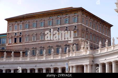 Les appartements papaux, les appartements privés non officiels, étatiques et religieux, du Palais apostolique de la Cité du Vatican. Depuis le XVIIe siècle, les appartements pontificaux sont la résidence officielle du pape en sa qualité religieuse (en tant que souverain pontife). Avant 1870, la résidence officielle du pape en sa qualité de souverain des États pontificaux était le Palais du Quirinal, qui est maintenant la résidence officielle du président de la République italienne. Les appartements papaux sont désignés en italien par plusieurs termes, dont appartamento nobile et appartamento pontificio. Banque D'Images