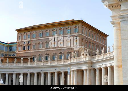 Les appartements papaux, les appartements privés non officiels, étatiques et religieux, du Palais apostolique de la Cité du Vatican. Depuis le XVIIe siècle, les appartements pontificaux sont la résidence officielle du pape en sa qualité religieuse (en tant que souverain pontife). Avant 1870, la résidence officielle du pape en sa qualité de souverain des États pontificaux était le Palais du Quirinal, qui est maintenant la résidence officielle du président de la République italienne. Les appartements papaux sont désignés en italien par plusieurs termes, dont appartamento nobile et appartamento pontificio. Banque D'Images