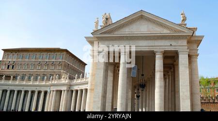 Appartements pontificaux et colonnade du Bernin, Cité du Vatican, Rome par Gian Lorenzo Bernini (1598 - 1680), sculpteur et architecte italien. Les appartements papaux, les appartements privés non officiels, étatiques et religieux, du Palais apostolique de la Cité du Vatican. Depuis le XVIIe siècle, les appartements pontificaux sont la résidence officielle du pape en sa qualité religieuse (en tant que souverain pontife). Avant 1870, la résidence officielle du pape en sa qualité de souverain des États pontificaux était le Palais du Quirinal, qui est maintenant la résidence officielle du président de la République italienne. Banque D'Images