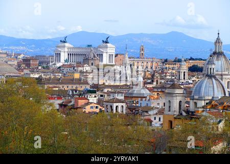 L'Altare della Patria (autel de la Patrie), également connu sous le nom de Monumento Nazionale a Vittorio Emanuele II (Monument national à Victor Emmanuel II), construit en l'honneur de Victor Emmanuel, le premier roi d'une Italie unifiée, situé à Rome, Italie. La structure a été conçue par Giuseppe Sacconi en 1885. Des sculpteurs italiens reconnus, tels que Leonardo Bistolfi et Angelo Zanelli, ont réalisé ses sculptures dans tout le pays. Il a été inauguré en 1911 et achevé en 1925 Banque D'Images