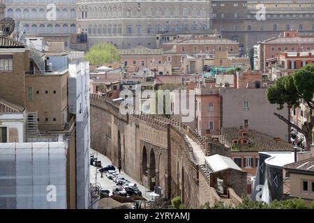 Appartement papal, et mur de la ville, Cité du Vatican, Rome. Les appartements papaux, les appartements privés non officiels, étatiques et religieux, du Palais apostolique de la Cité du Vatican. Depuis le XVIIe siècle, les appartements pontificaux sont la résidence officielle du pape en sa qualité religieuse (en tant que souverain pontife). Avant 1870, la résidence officielle du pape en sa qualité de souverain des États pontificaux était le Palais du Quirinal, qui est maintenant la résidence officielle du président de la République italienne. Les appartements papaux sont désignés en italien par plusieurs termes, y compris APP Banque D'Images