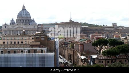 Basilique Saint-Pierre, appartement pontifical et remparts, Cité du Vatican, Rome. Les appartements papaux, les appartements privés non officiels, étatiques et religieux, du Palais apostolique de la Cité du Vatican. Depuis le XVIIe siècle, les appartements pontificaux sont la résidence officielle du pape en sa qualité religieuse (en tant que souverain pontife). Avant 1870, la résidence officielle du pape en sa qualité de souverain des États pontificaux était le Palais du Quirinal, qui est maintenant la résidence officielle du président de la République italienne. Les appartements papaux sont mentionnés en italien par plusieurs Banque D'Images