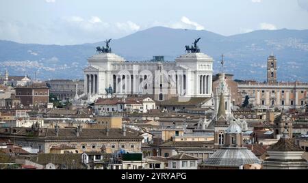 Le monument Vittorio Emanuele II (Altare della Patria), à Rome, Italie. Il occupe un site entre la Piazza Venezia et la colline du Capitole. La structure éclectique a été conçue par Giuseppe Sacconi en 1885. Des sculpteurs italiens reconnus, tels que Leonardo Bistolfi et Angelo Zanelli, ont réalisé ses sculptures dans tout le pays. Il a été inauguré le 4 juin 1911 et achevé en 1935. Banque D'Images