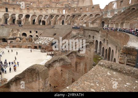 Le Colisée ou Colisée, amphithéâtre dans le centre de la ville de Rome, Italie. Construit en travertin, en tuf et en béton à face de briques, il est le plus grand amphithéâtre jamais construit. La construction a commencé sous l'empereur Vespasien en 72, et a été achevée en 80 sous son successeur et héritier Titus. Banque D'Images