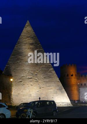 La Pyramide de Cestius (en italien, Piramide di Ciao Cestio ou Piramide Cestia) est une ancienne pyramide de Rome, en Italie, près de la Porta San Paolo et du cimetière protestant. Il a été construit comme tombe pour Gaius Cestius, un membre de la corporation religieuse Epulones Banque D'Images